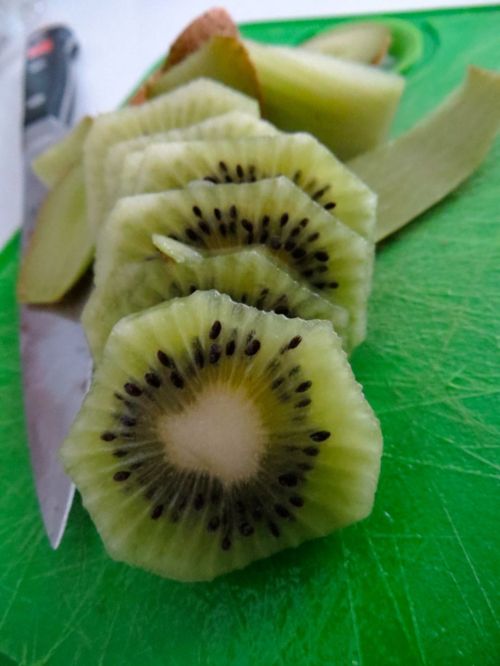 sliced kiwis