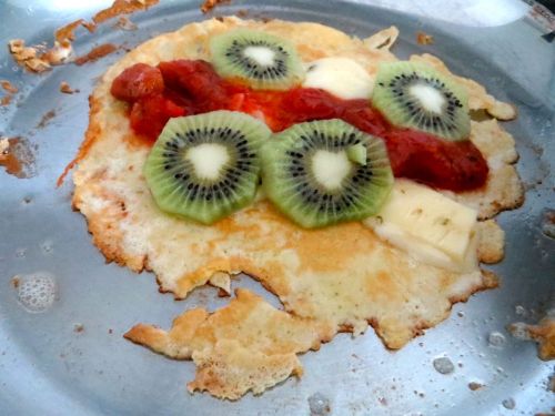 Crepe with salsa, kiwi